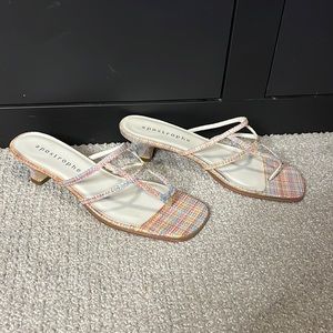 LOVIN’ APOSTROPHE SANDALS